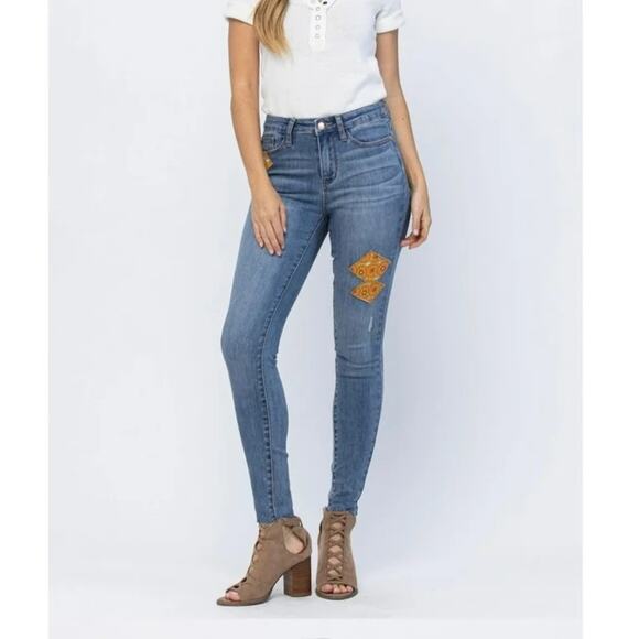 JUDY BLUE MID-RISE 70'S PATCH SKINNY JEANS - Picture 1 of 11